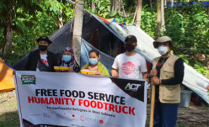 Victims in Majene receiving hot meals (February 7, 2021)