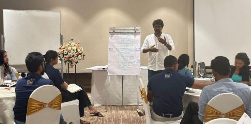 参加した訓練生らと協議するA-PADスリランカのフィルザン・ハシム代表