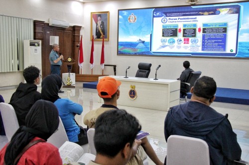 インドネア海軍水文海洋センターを訪問し、潮の満ち引きと洪水の関係や水源から海までの地理について聞きました