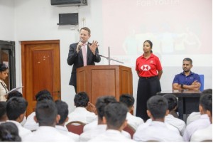 挨拶を述べるHSBCスリランカCEO、マーク・サージェナー氏