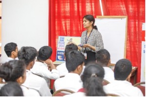 災害リスク軽減のための財務計画について語るA-PADスタッフ